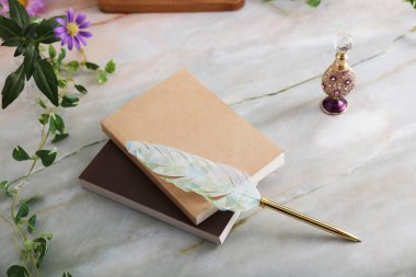 Defter ve kalem yığını