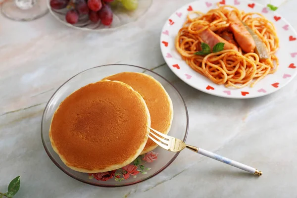 Вкусные Спагетти Блины Обеденном Столе — стоковое фото