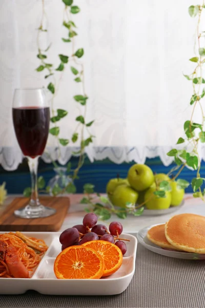餐桌上美味的意大利面和葡萄酒 — 图库照片