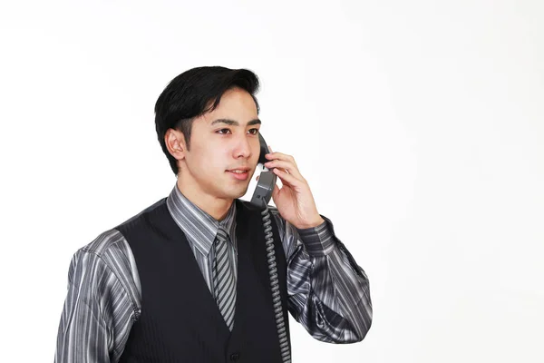 Sonriente Camarero Asiático Con Teléfono —  Fotos de Stock
