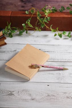 Masanın üzerindeki defterler ve kalemler