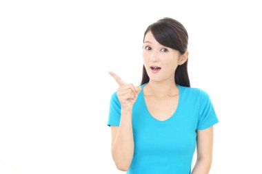 Asyalı kadın parmağıyla işaret