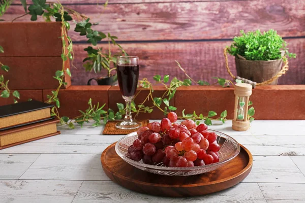 Färsk Frukt Och Ett Glas Vin — Stockfoto