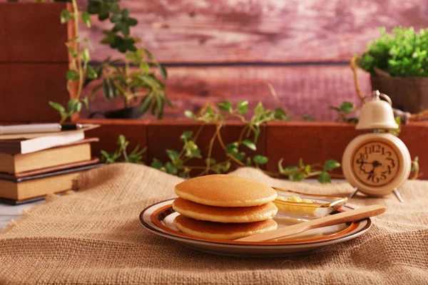 Flauschige Und Leckere Pfannkuchen Auf Dem Teller — Stockfoto