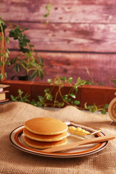 Flauschige Und Leckere Pfannkuchen Auf Dem Teller — Stockfoto