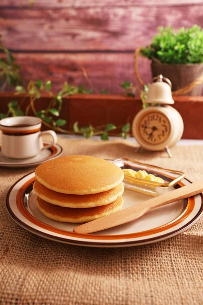 Flauschige Und Leckere Pfannkuchen Auf Dem Teller — Stockfoto