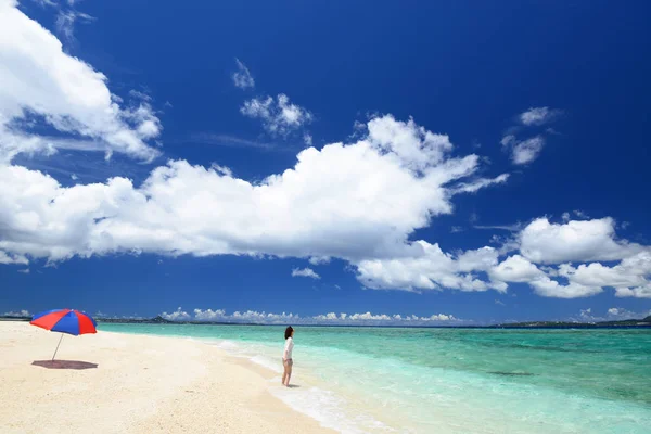 Kobieta Która Relaksuje Się Plaży — Zdjęcie stockowe