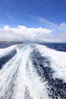 Okinawa bir feribot tekne arkasında köpüklü su izi