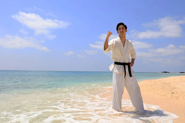 Young Man Practicing Karate Beach — Stock Photo, Image