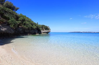 Mavi gökyüzü ve Okinawa Denizi