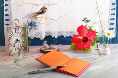 Masanın üzerinde defter ve dolma kalem