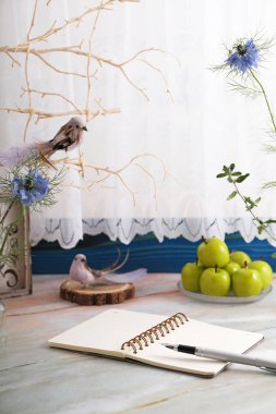 Masanın üzerinde defter ve dolma kalem