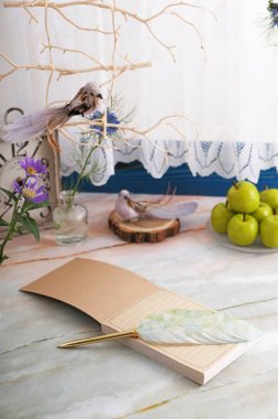 Masanın üzerinde memo pad ve quill kalem