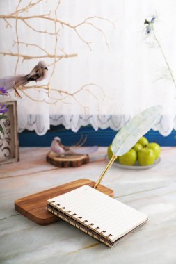 Masanın üzerinde defter ve kalem