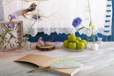 Masanın üzerinde memo pad ve quill kalem