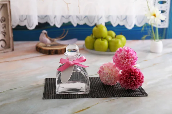 Une Bouteille Parfum Sur Table — Photo