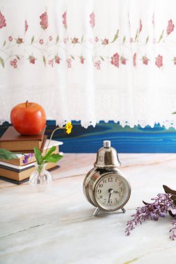 Masaüzerinde Retro çalar saat