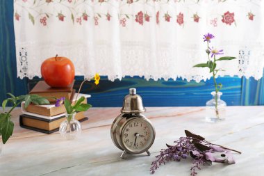 Masaüzerinde Retro çalar saat