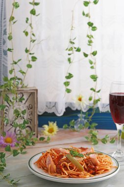 Yemek masasında lezzetli spagetti ve şarap