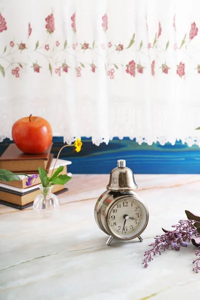 Masaüzerinde Retro çalar saat