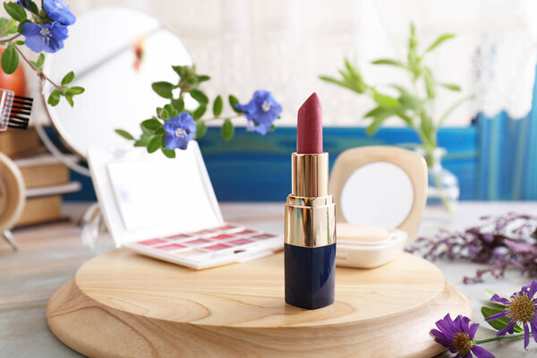 косметические средства на столе