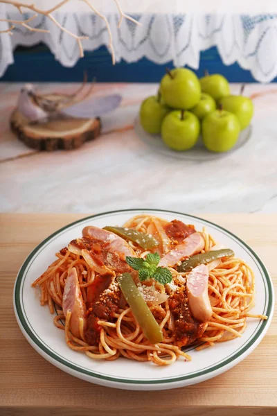 Utsökt Spaghetti Och Färsk Frukt Matbordet — Stockfoto