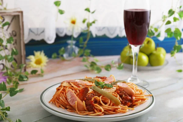 Yemek masasında lezzetli spagetti ve şarap
