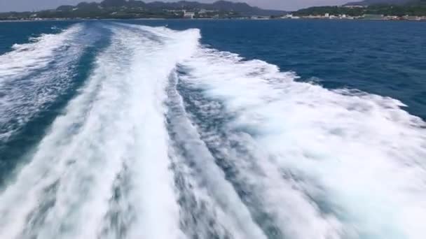 Sentier Aquatique Moussant Derrière Ferry Okinawa — Video