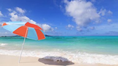 Yaz gökyüzü ve Okinawa 'nın güzel plajı