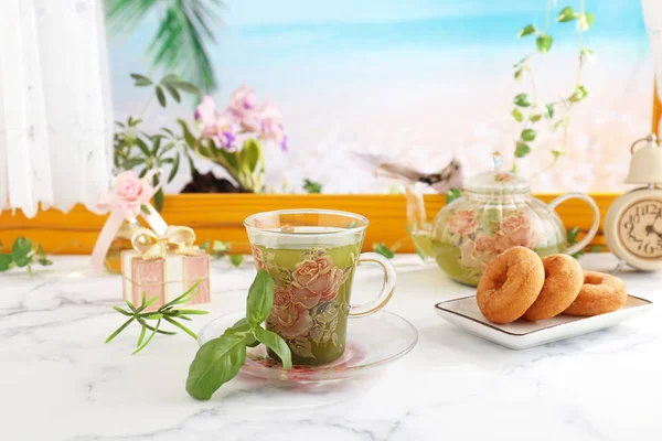 Yemek Masasında Lezzetli Tatlılar Bitki Çayı — Stok fotoğraf