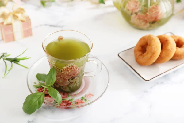 Yemek Masasında Lezzetli Tatlılar Bitki Çayı — Stok fotoğraf