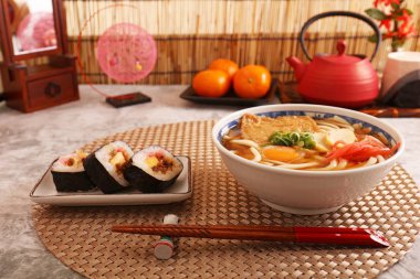 Japon geleneksel mutfağı suşi rulo ve udon erişte