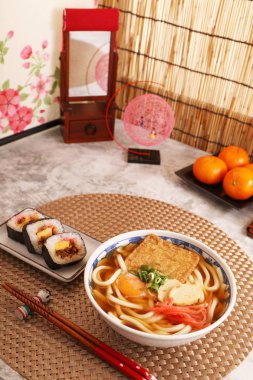 Japon geleneksel mutfağı suşi rulo ve udon erişte