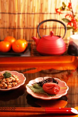 Ahşap tepside lezzetli Japon mutfağı