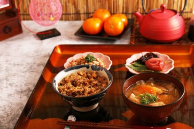 Ahşap tepside lezzetli Japon mutfağı