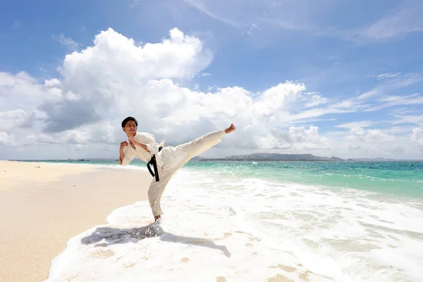 Young Man Practicing Karate Beach — Stock Photo, Image