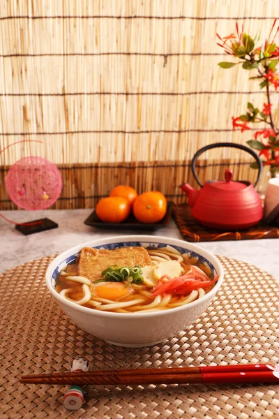 ボウルに入った日本料理うどん — ストック写真