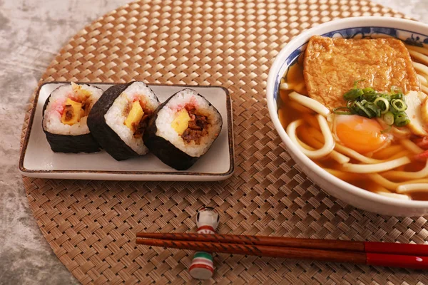 日本の伝統料理寿司ロールとうどん — ストック写真