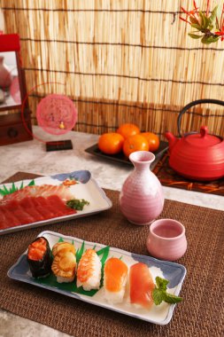 Lezzetli Japon mutfağı suşi ve sake