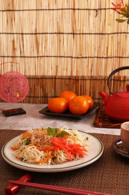 Lezzetli kızarmış ince erişte karıştırın