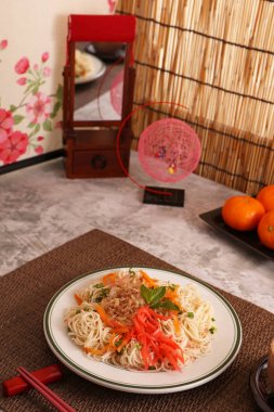 Lezzetli kızarmış ince erişte karıştırın