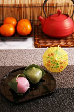 Bir tabakta Japon geleneksel lezzetli tatlılar