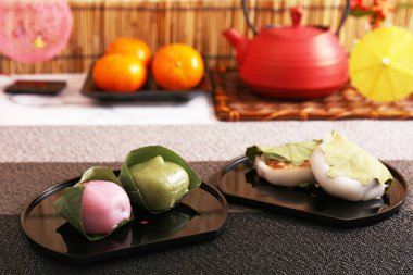 Yemek masasında Japon geleneksel lezzetli tatlılar