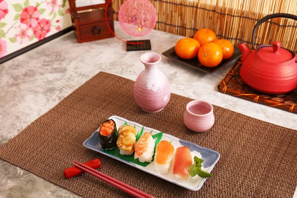 Köstliche Japanische Küche Sushi Und Sake — Stockfoto
