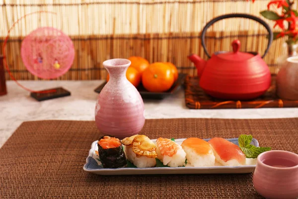 Delicioso Sushi Saquê Cozinha Japonesa — Fotografia de Stock