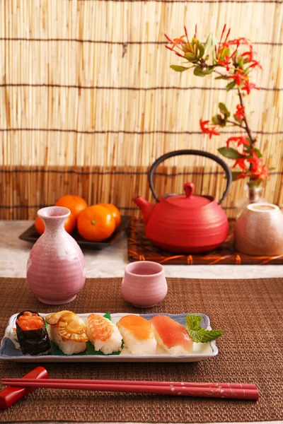 Delicioso Sushi Saquê Cozinha Japonesa — Fotografia de Stock