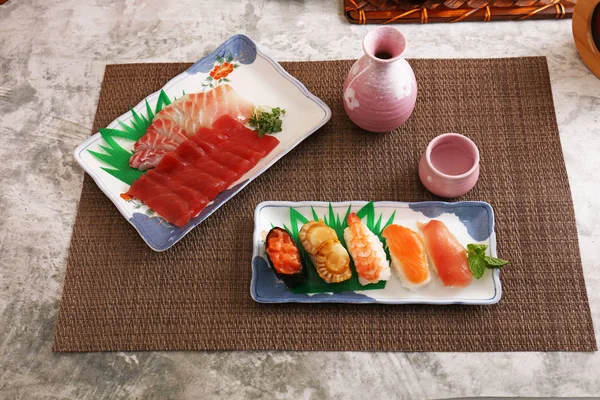 Delicioso Sushi Saquê Cozinha Japonesa — Fotografia de Stock