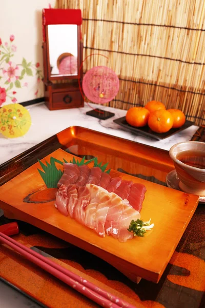 Japońska Tradycyjna Kuchnia Sashimi Drewnianej Płycie — Zdjęcie stockowe