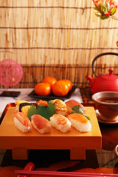 Νόστιμο Ιαπωνικό Κουζίνα Σούσι Στο Πιάτο — Φωτογραφία Αρχείου