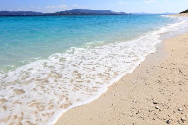 Okinawa 'da güzel bir plajın resmi.